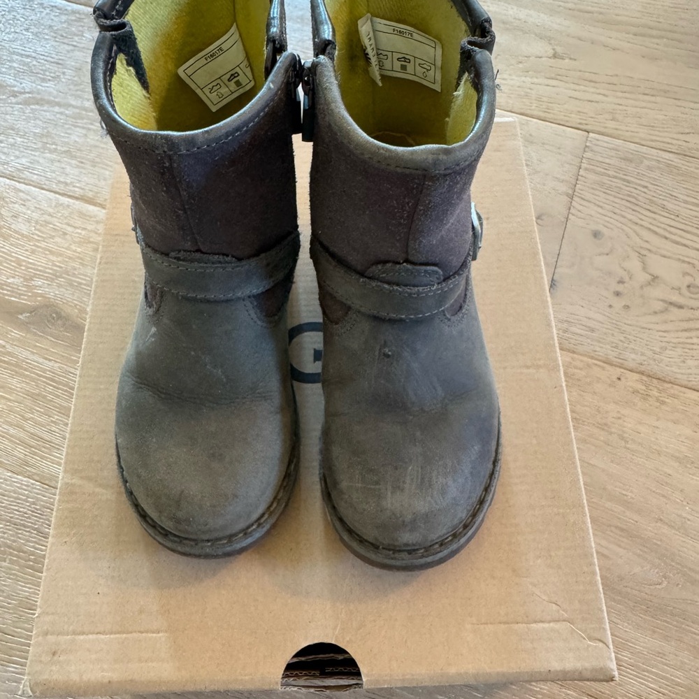 UGG Kids Harwell Boots - Picture 2 of 6